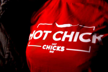 Hot Chicks Bar